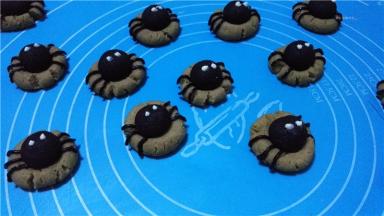 用黑巧克力画上蜘蛛脚，用白巧克力画出眼睛