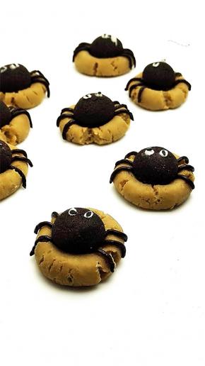 再点上黑芝麻粒，是否很特别呢。