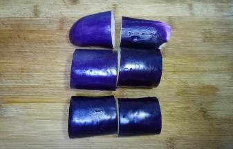 准备一个茄子，清洗干净，切成适合的段