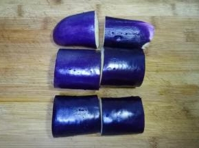 准备一个茄子，清洗干净，切成适合的段