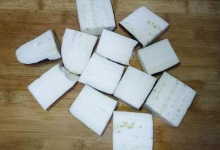 然后用刀对半分开放入盘子中