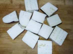 然后用刀对半分开放入盘子中