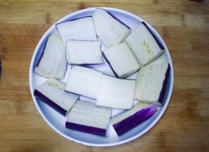 将切好的茄子放入盘子中