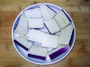 将切好的茄子放入盘子中