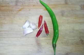 准备青椒1个，蒜3瓣，干红辣椒3个