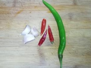 准备青椒1个，蒜3瓣，干红辣椒3个