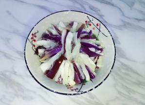 蒸熟的茄子晾凉，用手撕成茄子条放入碗中