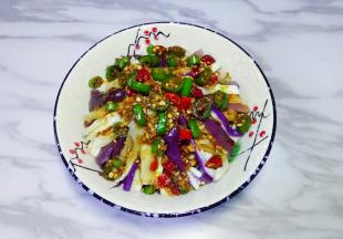 将料汁浇在茄子条上，吃的时候拌均匀，放置一会入味更好吃。