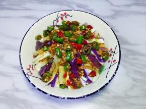 将料汁浇在茄子条上，吃的时候拌均匀，放置一会入味更好吃。