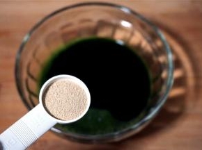 将酵母加入到菠菜汁中，搅拌至融化。