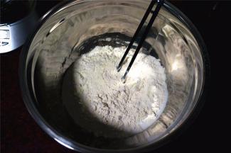 将富强粉，奶粉，细砂糖混合。