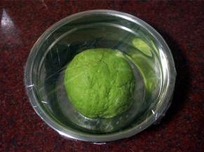 揉成不太光滑的面团，盖上保鲜膜静置5分钟。