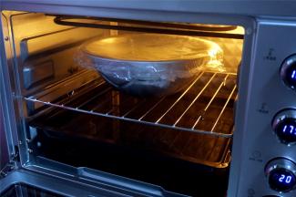 盖上保鲜膜，放入烤箱发酵至两倍大（烤箱底层用托盘装上一盘热开水提供温度和湿度，天气冷的时候，中间要更换一次热水，发酵时间大概1.5~2小时）。