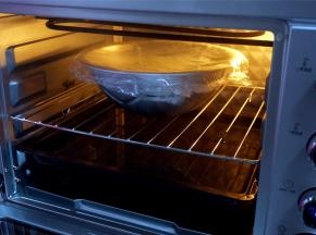 盖上保鲜膜，放入烤箱发酵至两倍大（烤箱底层用托盘装上一盘热开水提供温度和湿度，天气冷的时候，中间要更换一次热水，发酵时间大概1.5~2小时）。