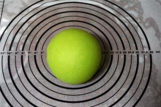 然后接着揉成光滑的面团。