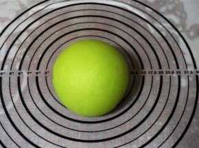 然后接着揉成光滑的面团。