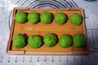 分成约50克一个面团，共10份。