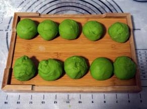 分成约50克一个面团，共10份。