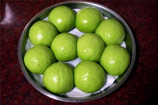 水烧开后，熄火，放入包好的包子，进行二次发酵，时间为15分钟。取出发酵好的包子，然后锅里重新加入冷水，用大火将水烧开。