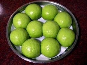 水烧开后，熄火，放入包好的包子，进行二次发酵，时间为15分钟。取出发酵好的包子，然后锅里重新加入冷水，用大火将水烧开。