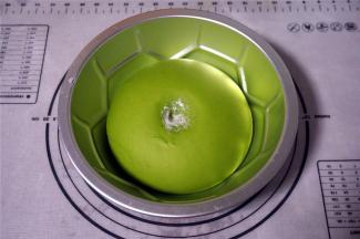 手指沾面粉，按入面团，不会缩不塌陷，表示发酵好了。