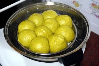 水烧开后放入包子，高火蒸16分钟。结束后，不要急着开盖，让包子在锅里继续焖5分钟左右再开盖，菠菜豆沙包就做好了。