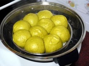 水烧开后放入包子，高火蒸16分钟。结束后，不要急着开盖，让包子在锅里继续焖5分钟左右再开盖，菠菜豆沙包就做好了。