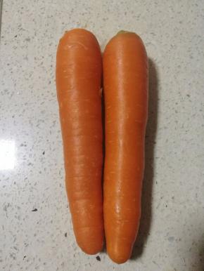 1.胡萝卜洗干净，去蒂