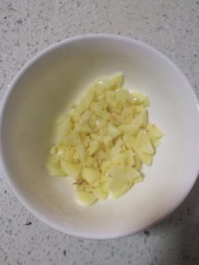 4.大蒜子去皮，切碎