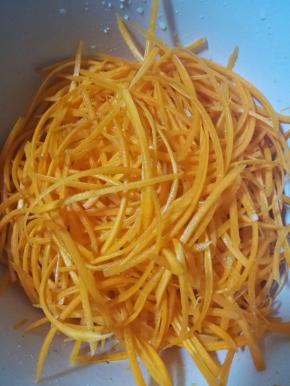 2.用刨丝器刨成胡萝卜丝