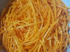 2.用刨丝器刨成胡萝卜丝