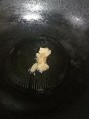 6.先下肥猪肉煸出猪油