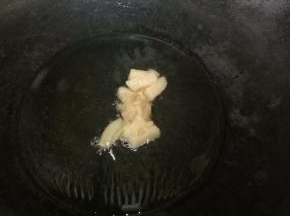6.先下肥猪肉煸出猪油