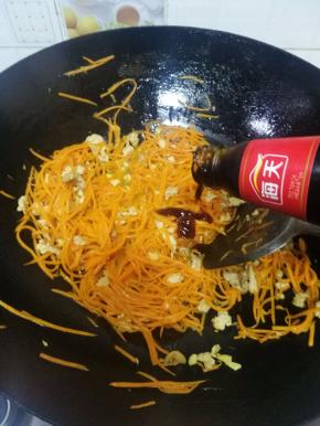 11.胡萝卜丝超软后，改小火，加入盐，耗油调味