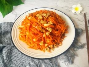 12.把调料翻炒均匀就可以盛菜出锅了