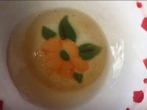 将吉利丁片用冷水泡软，去掉多余冷水，隔热水融化，放入混合好的马斯卡彭奶酪里