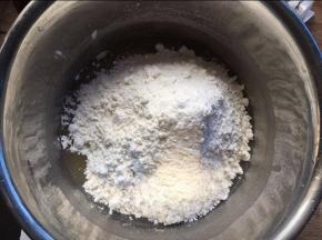 筛入低粉，搅拌成团