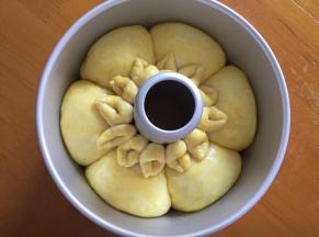 二次发酵好后，将12等份的面团搓成长条形，折叠放入发酵好的面团上，刷上全蛋液，放入预热好的烤箱中层，160度18分钟，上下火