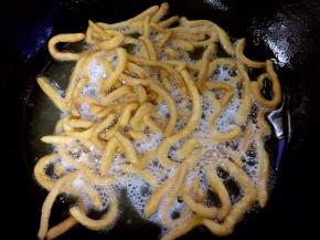 锅内加入适量的油，小火加热，之后将面条抖掉干粉，放进油锅炸成金黄色，捞出放一旁备用，模具内先抹上一层油