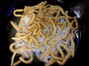 锅内加入适量的油，小火加热，之后将面条抖掉干粉，放进油锅炸成金黄色，捞出放一旁备用，模具内先抹上一层油