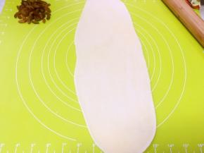 用擀面杖擀成厚度约为0.2厘米的长条