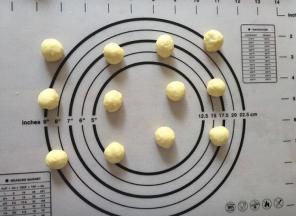 剩余的面团分成12等份，盖上保鲜膜