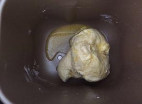 放入软化好的黄油，再次开启和面程序30分钟