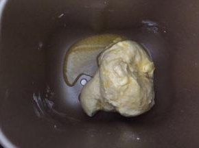 放入软化好的黄油，再次开启和面程序30分钟