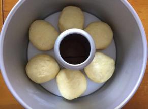 放入7寸的中空膜具中，6个面团，放入烤箱二次发酵30分钟