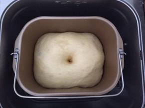 面包机里发酵，发酵至两倍大，戳洞不回缩就可以了