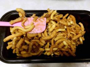 趁热倒入模具内