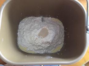 将黄油以上的东西放入面包机，开启和面程序10分钟