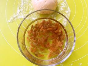 葡萄干洗干净，冷水泡软，擦干水份备用