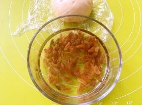 葡萄干洗干净，冷水泡软，擦干水份备用